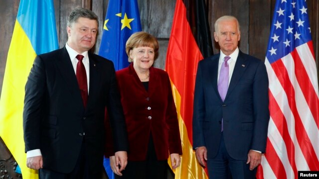 Từ trái qua phải: Tổng thống Ukraine Petro Poroshenko, Thủ tướng Đức Angela Merkel và Phó Tổng thống Mỹ Joe Biden tại Hội nghị An ninh Munich hôm 7/2.