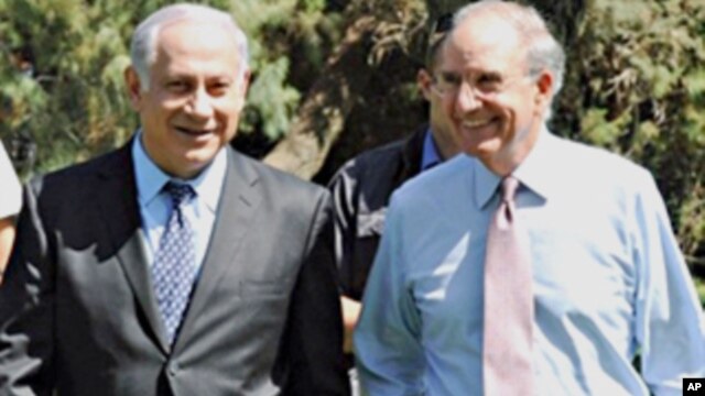 Israel's Prime Minister Benyamin Netanyahu (L) welcoming US Middle East peace envoy George Mitchell before their meeting in Caesarea, 29 Sept 2010