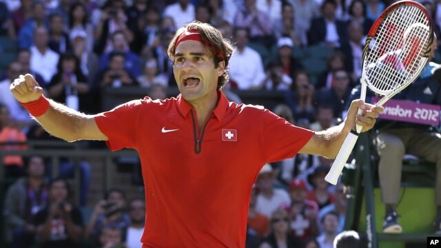 El suizo Roger Federer celebra su victoria sobre el argentino Juar Martín del Potro, que le permite pasar a la final olímpica.