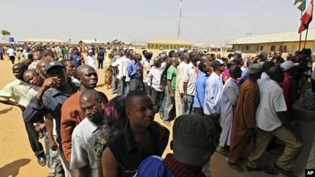 People wait in line at a registration center in Abuja, 15 Jan 2011.