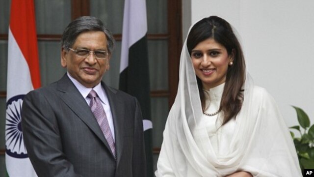 Pakistan's Foreign Minister Hina Rabbani Khar (R) shakes hands with Indian counterpart Somanahalli Mallaiah Krishna before their meeting in New Delhi July 27, 2011.