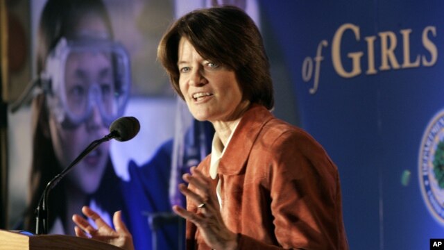La ex astronauta Sally Ride habla en la primera Cumbre para el Avance de las Niñas en Matemáticas y Ciencias, en Washington, D.C. el 15 de mayo de 2006. 