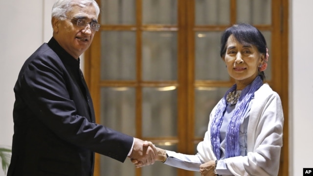 Burma opposition leader Aung San Suu Kyi, and Indian Foreign Minister Salman Khurshid pose for the media before a meeting in New Delhi, India, November 15, 2012.