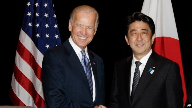 Phó Tổng thống Hoa Kỳ Joe Biden (trái) và Thủ tướng Nhật Bản Shinzo Abe tại cuộc họp song phương ở Singapore, 26/7/13