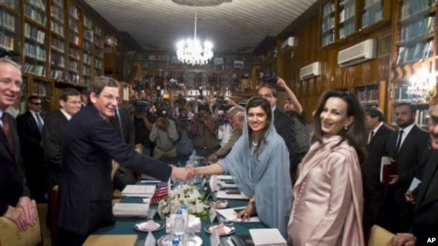 US special representative for Pakistan and Afghanistan Mark Grossman, second left, shakes hand with Pakistani Foreign Minister Hina Rabbani Khar, second right, prior to their meeting in Islamabad, Pakistan, April 26, 2012.