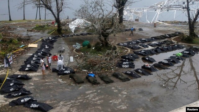 Thi thể các nạn nhân thiệt mạng vì bão Haiyan tại thành phố Tacloban.