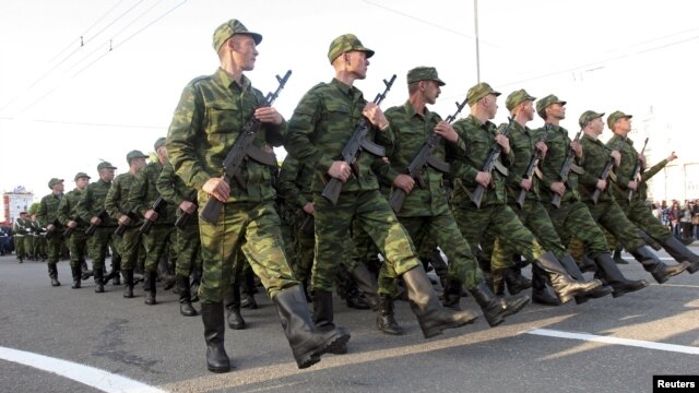 Phiến quân thân Nga luyện tập diễu hành cho Ngày đại thắng ở Donetsk, Ukraine.