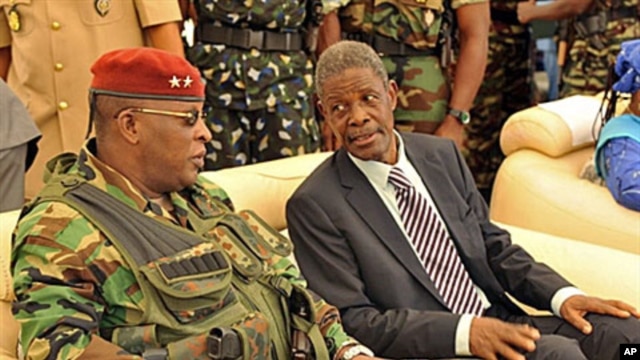 Guinea's acting President General Sekouba Konate, left, speaks with Prime Minister of the transitional government Jean Marie Dore during the inauguration ceremony of Camp Boiro in Conakry, 26 Jun 2010 (file photo)