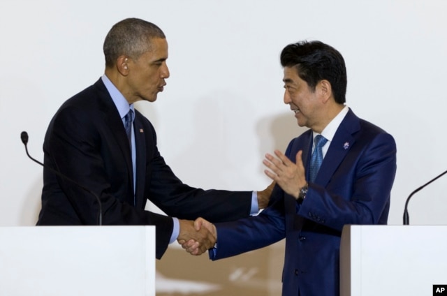 Tổng thống Hoa Kỳ Barack Obama và Thủ tướng Nhật Bản Shinzo Abe bắt tay trong một cuộc họp báo.