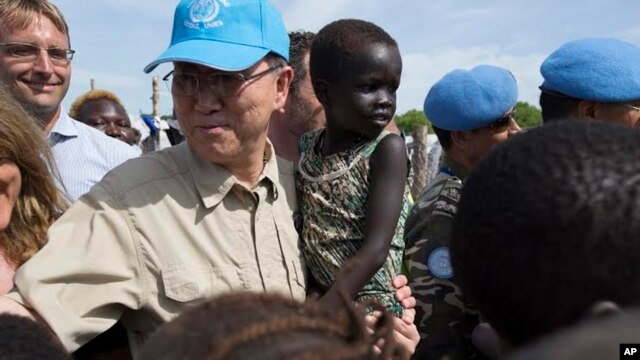 Tổng Thư Ký Liên Hiệp Quốc Ban Ki Moon ẵm một đứa bé khi ông ghé thăm trại tị nạn ở Nam Sudan vào ngày 6 tháng 5 năm 2014.