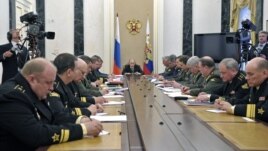 Russian President Vladimir Putin (C) attends a meeting with defence ministry officials in Moscow, May 30, 2012.