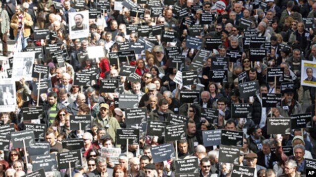 Journalists and activists participate in a rally calling for press freedom in central Ankara, Turkey, March 19, 2011 (file photo)