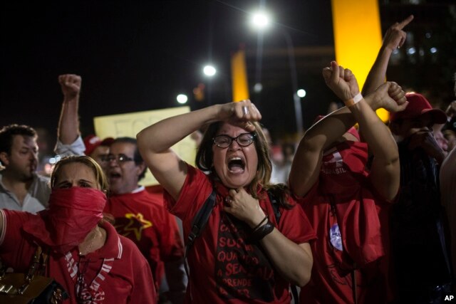 Những người ủng hộ Tổng thống Dilma Rousseff đụng độ với cảnh sát bên ngoài tòa nhà Quốc hội ở Brasilia, Brazil, ngày 11/5/2016.