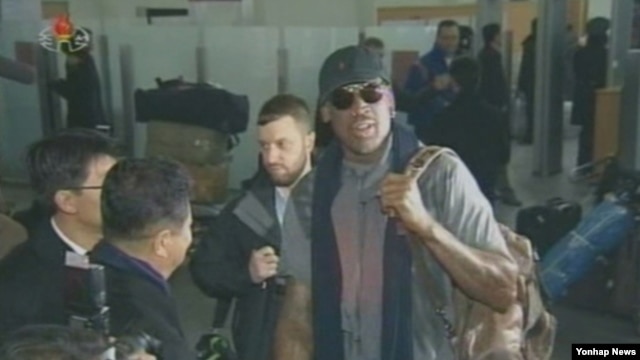 북한 조선중앙TV는 26일 오후 전 미국 프로농구(NBA) 선수인 '악동' 데니스 로드먼과 일행이 평양에 도착했다고 보도했다.