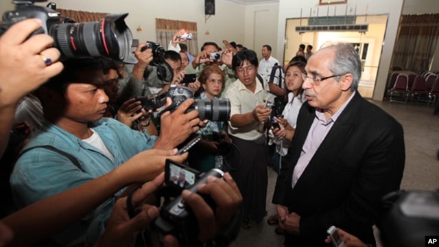 Vijay Nambiar (r) U.N. Secretary General's Special adviser on Burma, talks to journalists after he visited refugee camps in Meikhtila, Mandalay division, about 550 kilometers (340 miles) north of Rangoon, March 24, 2013.