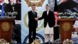 Presiden Afghanistan Hamid Karzai berjabat tangan dengan Sekjen NATO Anders Fogh Rasmussen seusai konferensi pers di akademi militer di pinggir ibukota Kabul, Afghanistan (18/6).