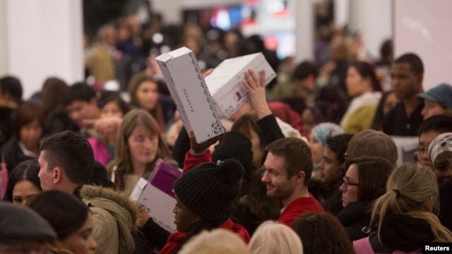 Người dân đổ xô mua hàng tại cửa hàng Macy's trong đợt giảm giá Thứ Sáu Đen ở New York, 27/11/2014.