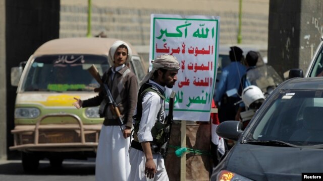 Phiến quân Houthi canh gác tại một chốt kiểm soát ở Sana'a, Yemen, ngày 24/9/2014.