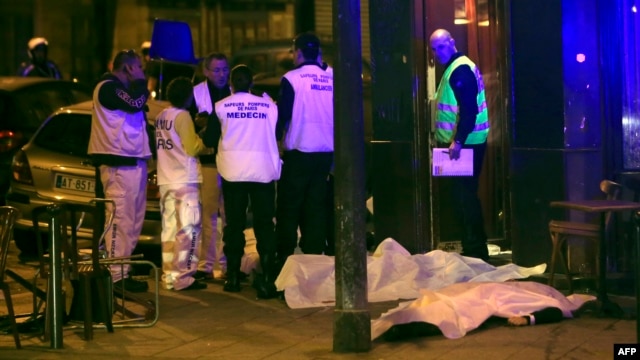 Thi thể các nạn nhân nằm trên vỉa hè bên ngoài một nhà hàng ở Paris, ngày 13 tháng 11, 2015.