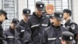 8月10日安徽合肥的一家法院外值班的警察换岗