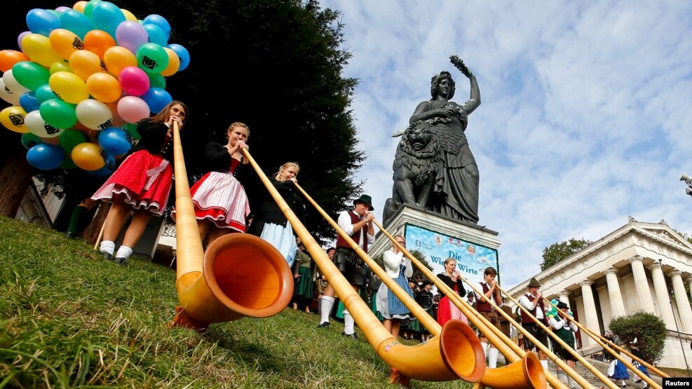 Fillon Oktoberfest në një atmosferë gazmore