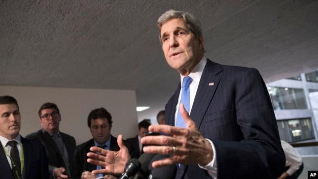 Ngoại trưởng Hoa Kỳ John Kerry nói chuyện với các phóng viên ở Điện Capitol, Washington, 19/11/2015.