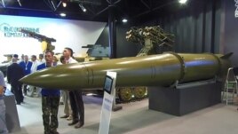 2014俄罗斯国防武器出口展上，伊斯康德尔-M战术导弹系统所携带的导弹。（美国之音白桦拍摄）