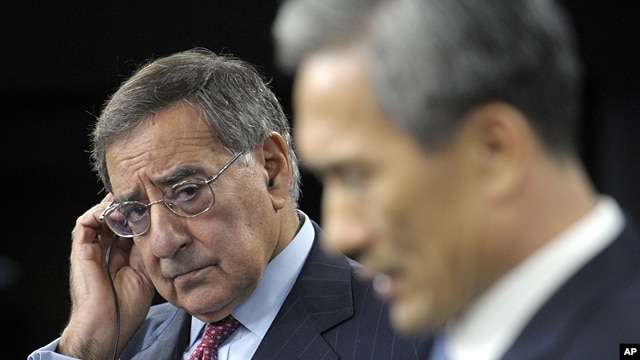 U.S. Defense Secretary Leon Panetta (l) and South Korean Defense Minister Kim Kwanijin during a joint news conference at the Pentagon, Oct. 24, 2012. 