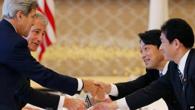 美国国防部长哈格尔（左后）与国务卿克里（左前）和日本防卫大臣小野寺五典（右后）与外务大臣岸田文雄（右前）在东京开始美日2+2会谈之前握手。（2013年10月3日）