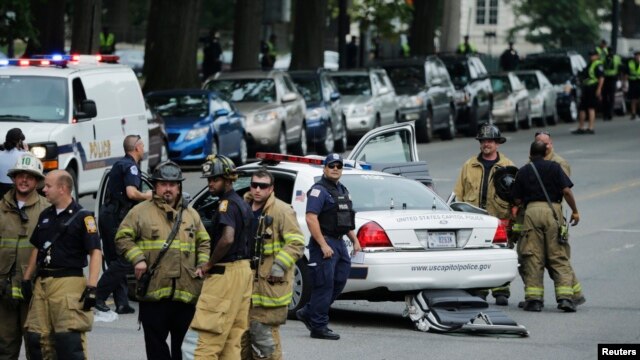 Nhân viên khẩn cấp &dstrok;ứng gần một chiếc xe cảnh sát sau vụ nổ súng bên ngoài tòa nhà Quốc hội ở Washington, ngày 3/10/2013.