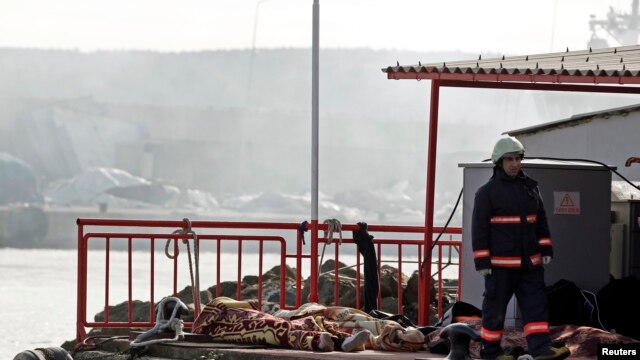 Nhân viên cứu hộ đi cạnh thi hài của những người bị thiệt mạng, mà người ta tin là những di dân bất hợp pháp, vì tàu bị chìm ở eo biển Bosphorus, gần Istanbul, 11/3/14