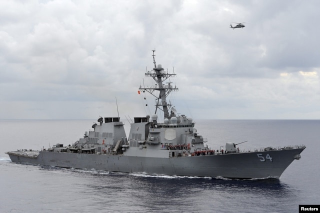 Khu trục hạm trang bị phi đạn dẫn đường USS Curtis Wilbur (DDG 54).