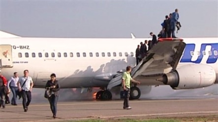 Para penumpang meninggalkan pesawat Boeing 737 milik maskapai penerbangan Rusia, UTair yang terbakar saat melakukan pendaratan di bandara Vnukovo, Rusia (18/5). 