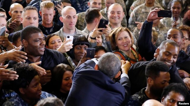 Tổng thống Barack Obama bắt tay với các binh sĩ ở căn cứ McGuire-Dix-Lakehurst, ở New Jersey, Dec. 15, 2014.