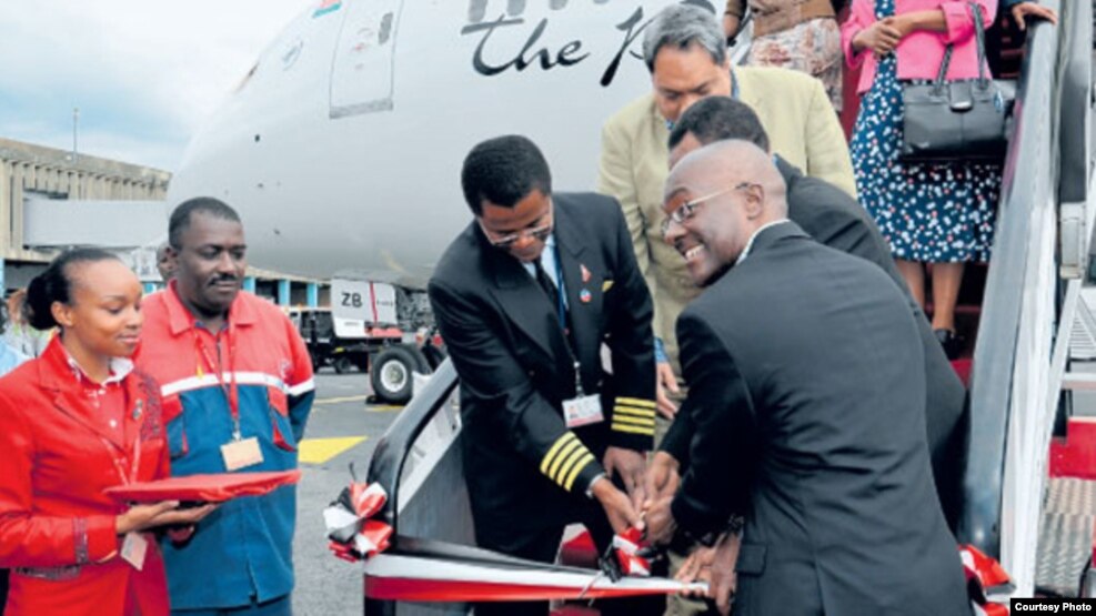 Mbuvi Nguzi Mkurugenzi mkuu wa KQ akikaribisha ndege ya pili ya 787 Dreamliner 