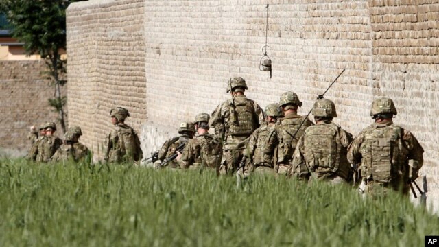 Autoridades civiles y militares de EE.UU. en Afganistán calificó la acción como inconsistente con el sacrificio de los soldados.