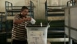 2014年5月28日，一名埃及男子在开罗投票，选举总统。