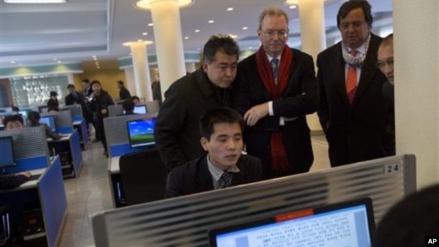 Pemimpin Google, Eric Schmidt (tiga dari kiri) dan mantan Gubernur Mexico Bill Richardson (dua dari kanan) mengawasi seorang mahasiswa menjelajahi internet di laboratorium komputer Universitas  Kim Il Sung University di Pyongyang, Korea Utara, 8 Januari 2013. (AP Photo/David Guttenfelder)