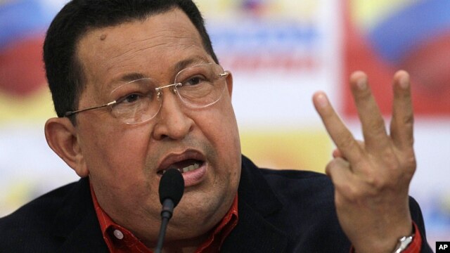 El presidente de Venezuela Hugo Chávez habla durante una conferencia de prensa, la primera en su calidad de candidato presidencial para las elecciones del 7 de octubre de 2012.