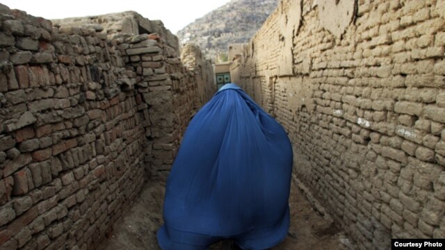 Dengan burka yang menutupi tubuh mereka, perempuan Afghanistan sering dianggap 'bisu.'  Namun sebuah proyek menulis memberi mereka kesempatan untuk 'bersuara' (foto: awwproject.org).