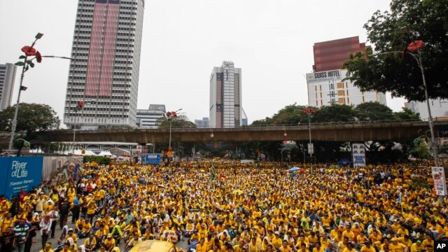 Các nhà hoạt động thuộc tổ chức Bersih xuống đường biểu tình ở thủ đô Kuala Lumpur đòi Thủ tướng Najib Razak từ chức, ngày 30/8/2015.