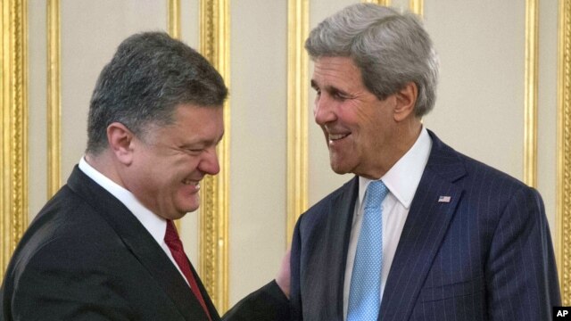 Tổng thống Ukraine Petro Oleksiyovych Poroshenko và Ngoại trưởng Mỹ John Kerry trong cuộc họp tại Kiev, ngày 5/2/2015.