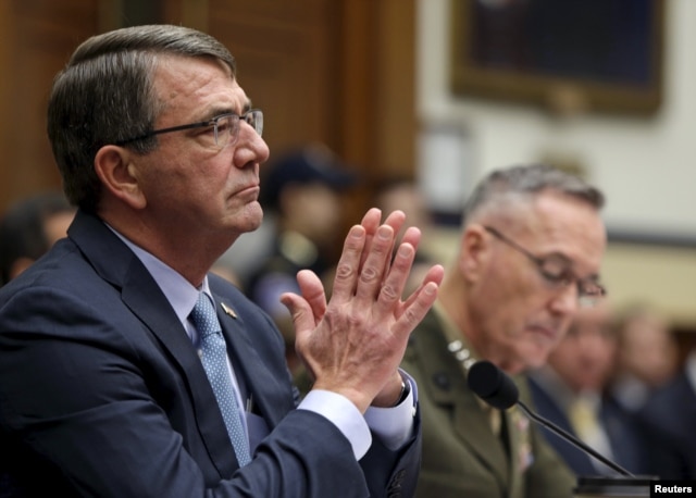 U.S. Defense Secretary Ash Carter, left, and Joint Chiefs Chairman Marine Corps Gen. Joseph Dunford Jr. testify before a House Armed Services Committee hearing on "U.S. Strategy for Syria and Iraq," in Washington, Dec. 1, 2015.