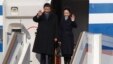 中国国家主席习近平与夫人彭丽媛的座机抵达莫斯科时下飞机是挥手致意