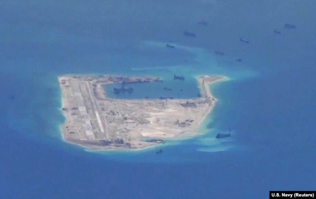 Ảnh tư liệu: Tàu nạo vét Trung Quốc hoạt động trong vòng biển quanh Đá Chữ Thập thuộc quần đảo Trường Sa ở Biển Đông.