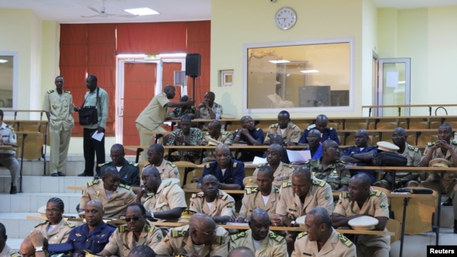 Des experts militaires discutant du projet d'intervention au Mali, pour reprendre le nord aux milices islamistes.