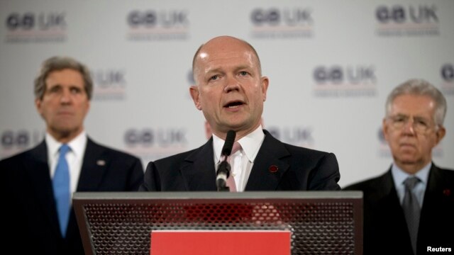 Bộ trưởng Ngoại giao Anh William Hague nói chuyện tại một cuộc họp báo trong hội nghị G8 ở London