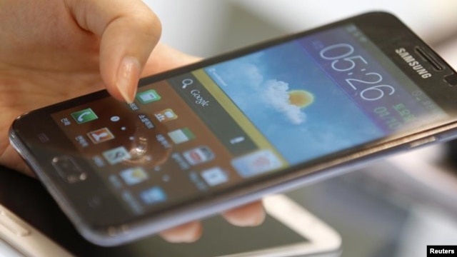 A customer tries the Samsung Galaxy Note smartphone at a store in Seoul August 26, 2012. Apple Inc's decisive triumph over Samsung Electronics in the most closely watched patent trial in years could open the door for Microsoft Corp to finally hop on board