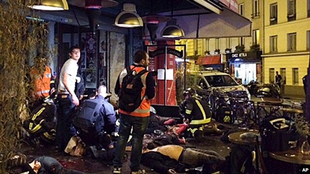 "París ha temblado bajo sus pies, y sus calles se han convertido para ellos en muros. El resultado de los ataques es, como mínimo, de 200 cruzados muertos y aún más heridos, gracias a Dios", dice el comunicado.