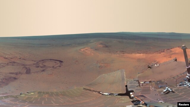 Vista parcial de la foto de un cráter en Marte, compuesta por 817 imágenes tomadas durante 120 días por el vehículo de exploración Mar Exploration Rover Opportunity, que según la NASA muestra lo que es "lo más cercano a estar" en el Planeta Rojo.